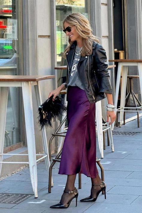 Satin Midi Skirt Outfits, Burgundy Skirt Outfit, Purple Skirt Outfit, Silk Skirt Outfit, Satin Skirt Outfit, Rok Outfit, Skirt Outfit Ideas, Burgundy Skirt, Long Skirt Outfits