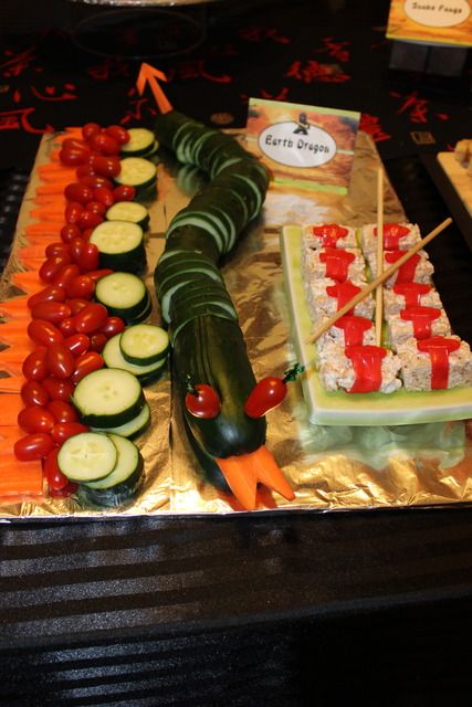 Mira's party Chinese Party Food Ideas, Karate Party Food, Ninja Party Snacks, Ninja Party Food Ideas, Ninja Birthday Party Food, Ninjago Party Food, Snake Cucumber, Cucumber Snake, Ninja Party Food