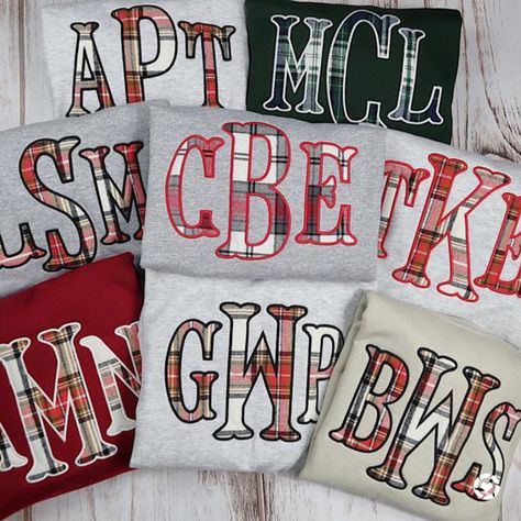 Christmas Machine Embroidery Ideas, Monogram Sweatshirt Ideas, Sweatshirt Designs Vinyl, Embroidery Sweaters, Sweatshirt Design Ideas, Monogramming Ideas, Embroidery Things, Appliqué Ideas, Machine Embroidery Tutorials