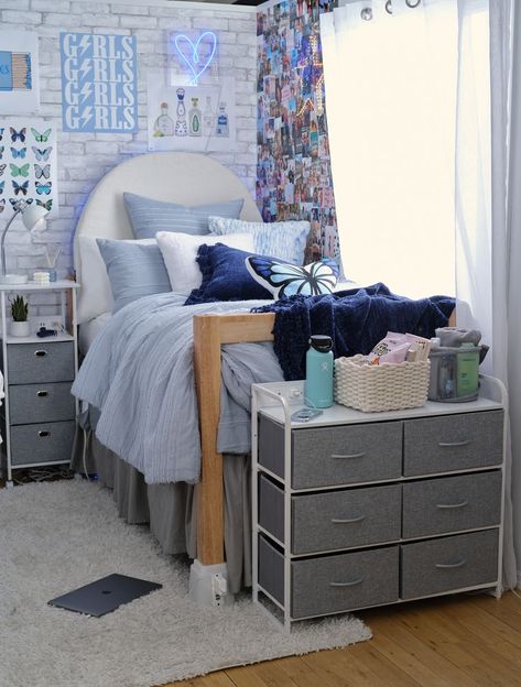 Blue Themed Dorm Room, Dorm Room Designs Blue, Blue Dorm Room Aesthetic, Navy Dorm Room, Room Aesthetic Vintage, Blue Dorm Room, Dorm Room Aesthetic, Dorm Room Colors, Dorm Room Layouts