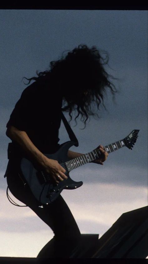 Kirk Hammett, Guns n’ Roses/Metallica tour 1992 (📸ross halfin) Kirk Hammett Guitars, Metallica Tour, Ross Halfin, Kirk Metallica, Metallica Art, Rock N Roll Art, Ride The Lightning, Best Guitarist, Greatest Rock Bands