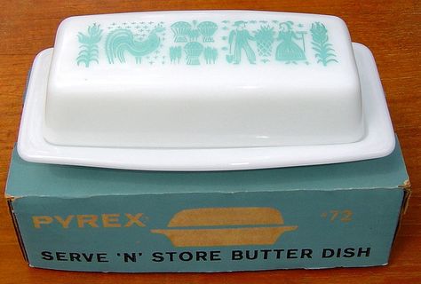 Pyrex Butterprint butter dish with original box 60s Childhood, Pyrex Butterprint, Pyrex Collection, Vintage Kitchens, Vintage Cookware, Vintage Dishware, Retro 2, Antique Dishes, Vintage Housewares