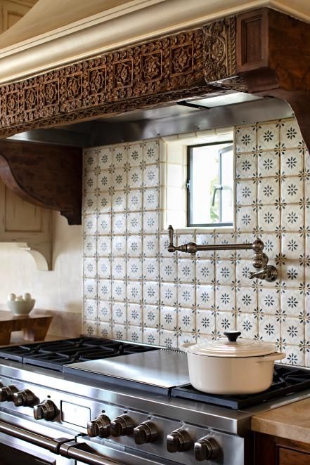 Spanish Tile Kitchen, Spanish Tile Backsplash, Milieu Magazine, Spanish Style Kitchen, Taupe Kitchen, Kitchen Colours, Mediterranean Interior, Mediterranean Style Home, Mediterranean Kitchen