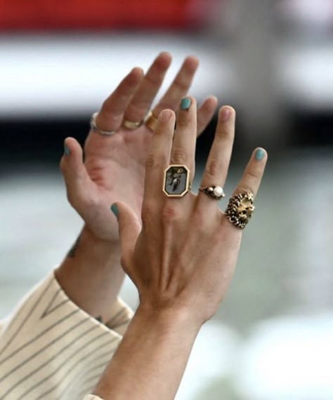 Harry Styles Venice, Harry Styles Jewelry, Harry Styles Rings, Harry Styles Hands, Missing My Husband, Harry Styles Nails, Mr Perfect, Old Tattoos, Pretty Backgrounds