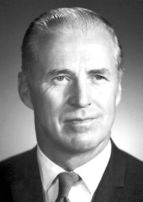 Norman Borlaug - Father of the Green Revolution Leadership And Management, Alfred Nobel, Poverty And Hunger, Gmo Foods, Green Revolution, Nobel Prize Winners, College Boys, Nobel Peace Prize, Important People