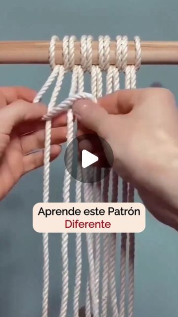 Emuná Decora | Macramé on Instagram: "👏🏻Uno más para tu archivo Macramero 🧶  🤩Para hacer diseños exclusivos en Macramé debes aprender la mayor cantidad de nudos y patrones decorativos   📥Guarda este patrón poco común   🙋🏻‍♀️Y si quieres aprender con nuestra asesoría a hacer hermosas piezas decorativas en Macramé como toda una experta, te he dejado un Link en nuestro Perfil  👉🏻Entérate de todos los detalles de nuestro Curso de Macramé desde Cero dando clic en el link de nuestra Biografía   Créditos: 📹Passoapassomacrame   #macrame #manualidades #tejedoras #tejidos #macramemexico #macrameespaña #macramelove #macramé #nudosmacrame" July 3, Blogger Themes, Macrame, Craft Projects, Arts And Crafts, On Instagram, Macramé