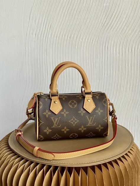 Black Woman Luxury Aesthetic, Uni Bag, Hat Aesthetic, Aesthetic Bags, Louis Vuitton Collection, Handbag Essentials, Girly Bags, Bags And Shoes, Fancy Bags