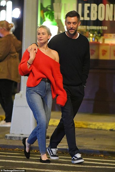 Jennifer Lawrence Street Style, Jennifer Lawrence Style, Sporty Hoodie, 2010s Fashion, Autumn Knitwear, Vogue Uk, Elsa Peretti, Ballet Pumps, Fashion Night