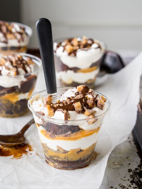 These Better Than Anything Cake Trifles are perfect for parties!! Single Serve Wedding Desserts, Shooters Recipes, Dessert Auction, Better Than Anything Cake, Deli Ideas, Cups Recipes, Jar Desserts, Chocolate Parfait, Mason Jar Desserts