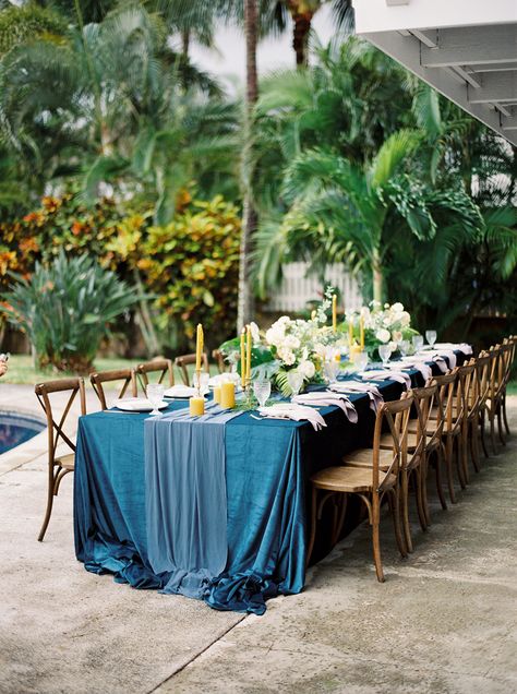 blue wedding inspiration - photo by INGAVEDYAN https://ruffledblog.com/tropical-hawaiian-wedding-editorial-with-bold-blue Teal Tropical Wedding, Blue Tropical Wedding, Silver Napkins, Tropical Wedding Inspiration, Wedding Tablescape, Velvet Texture, Photography Creative, Hawaiian Wedding, Table Set Up