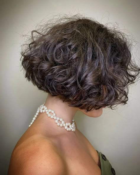 Bob Riccio, Short Permed Hair, Chin Length Haircuts, Bob Haircut Curly, Short Haircut Styles, Short Shag Hairstyles, Corte Bob, Short Hair Lengths, Chin Length Bob