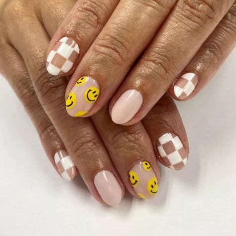 Cute Summer Nails Smiley Face, Back To School Nails Checkered, Checker Accent Nails, Trendy Fun Nails, Nail Art Designs Checkered, Checkered Nails Almond Shape, Happy Nails Short, Smile Nail Designs, Nail Ideas Checkerboard