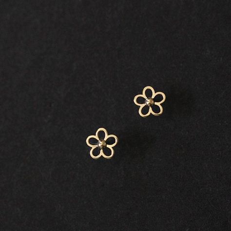 Ring Designs Diamond, Unusual Rings Design, Gold Studs Earrings, Small Earrings Gold, Simple Gold Earrings, Flower Earrings Gold, Butterfly Earring, Butterfly Earrings Gold, Unusual Rings