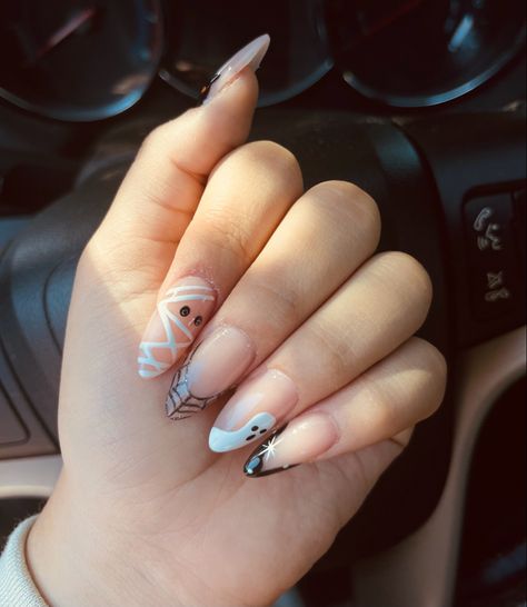 Halloween Nails Inspo Almond, Halloween Nails Ghost And Spider Web, Cat Design On Nails, Spider Web And Ghost Nails, Orange And White Halloween Nails, Ghost And Mummy Nails, Ghost And Spider Web Nails, Mexican Halloween Nails, Autumn Almond Nails Design