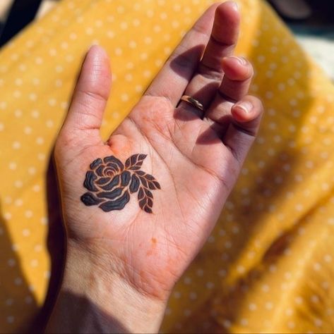 Rose Henna Tattoo, Tattoo Mahendi, Henna Designs Bridal, Mehndi Designs Bridal, Henna Black, Rose Henna, Henna Mehndi Designs, Party Henna, Simple Henna Designs