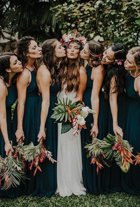 Wedding Photos With Bridesmaids, Bachelorette Photoshoot, Photos With Bridesmaids, Wedding Photography Poses Bridal Party, Wedding Photography Poses Family, Shower Pictures, Shower Photoshoot, Must Have Wedding Photos, Wedding Photography Bridal Party