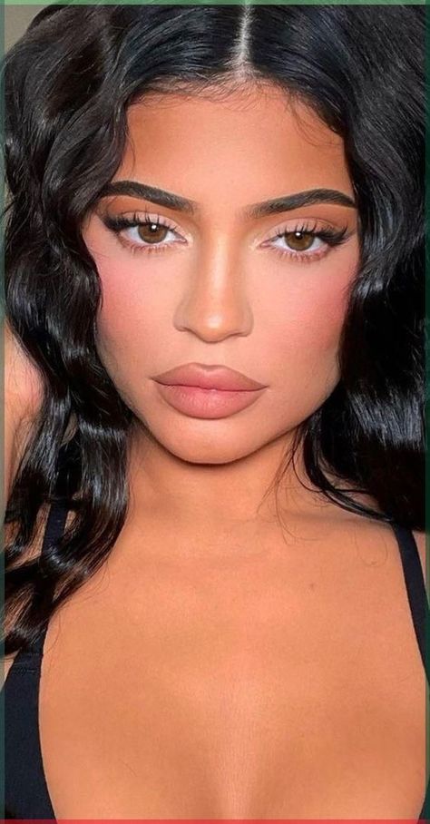 Kylie Jenner Soft Glam, Kylie Jenner Pink Blush, Soft Glam Makeup Mixed Women, Kiley Jenner Makeup, Kylie Jenner Makeup Looks Glam, Glowy Full Glam Makeup, Matt Makeup Look, Kylie Makeup Look, Makeup Looks Kylie Jenner