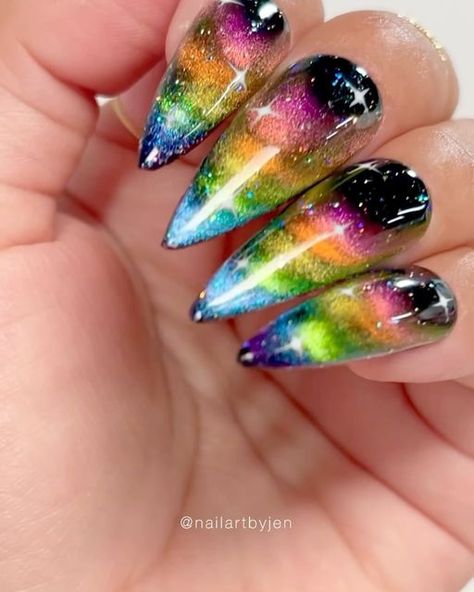 Jeanette Flores on Instagram: "Rainbow cat eye nail inspo!✨ 🧲🌈💅🏽✨ SWIPE ➡️ to watch the magical color change 🥵 SAVE for inspo, FOLLOW for tutorial😘 Using @daily_charme (code: JEN10) •Chameleon Cat Eye Gels •001 Perfect Black •G24 Prismatic Chameleon cat eye set is back in stock! Don’t miss out, grab yours before they’re gone again 🫶🏼 #diynails #nailsofinstagram #velvetnails #cateyenails #dailycharme #nailtrends #cartoonnails #tutorial #disneyhalloween #halloweennails #holonails #colorc Rainbow Goth Nails, Black Rainbow Nails, Catwoman Nails, Goth Nail Art, Peach Cosplay, Cat Eye Nail, Bright Nail Art, Rainbow Nails Design, Cute Short Nails