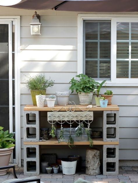 Cinder Block Furniture - 8 Easy DIY Ideas - Bob Vila Cinder Blocks Diy, Block Furniture, Cinder Block Furniture, Koti Diy, Cinder Block Garden, Diy Garden Patio, Potting Tables, Potting Table, Bob Vila