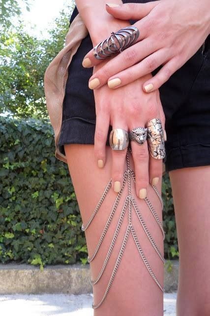 thigh chain and rings Leg Chain Diy, Fit Board, Altered Clothing, Leg Chain, Girls Stuff, Dog Lady, Diy Tattoo, Clothes Diy, Dear Lord