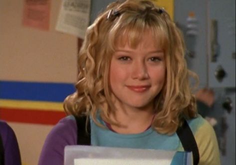 Lizzie Mcguire Hair, Lizzie Mcguire Aesthetic, 2000 Hairstyles, Girly 90s, 2000s Hair, 2000s Hairstyles, Random Tweets, Lizzie Mcguire Movie, Disney Quizzes