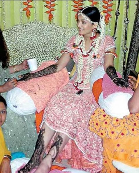 Abhishek Bachchan And Aishwarya Rai's Rare And Unseen Wedding Pictures: From Mehendi to 'Ghudchadi' Aishwarya Rai Wedding, Abhishek Bachchan, Neeta Lulla, Contemporary Bridal, Sleek Bun, Baby Pink Colour, Pastel Outfit, Pink Lehenga, Aishwarya Rai Bachchan