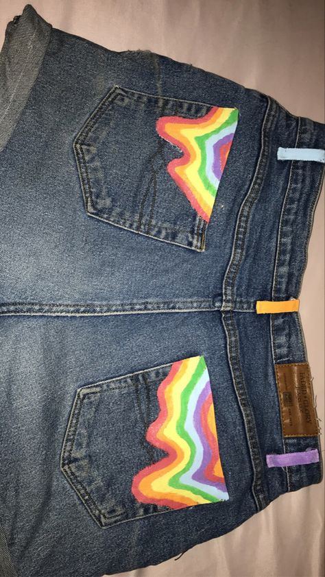 Pants With Paint Design, Painting Pants Diy Easy, Pride Painted Jeans, Pride Jeans Diy, Diy Jeans Painting, Jean Shorts Painting Ideas, Diy Jean Painting, Painting Shorts Ideas, Jeans Painting Aesthetic