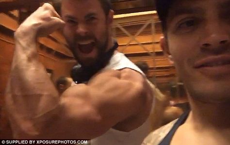 Impressed? Australian actor Chris Hemsworth is seen flaunting his massive biceps in a video uploaded by a fan, who was in an elevator with the Thor star Chris Hemsworth Biceps, Chris Hemsworth Muscles, Chris Hemsworth Workout, Fit Actors, Cheeky Grin, Thor Marvel, Chris Hemsworth Thor, Thor Odinson, Australian Actors