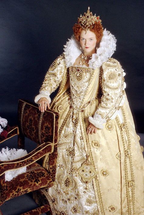 Queenie - Blackadder II Elizabethan Dress, Elizabethan Costume, Miranda Richardson, Elizabethan Fashion, Marie Stuart, 16th Century Fashion, French Family, Tudor Costumes, Elizabethan Era