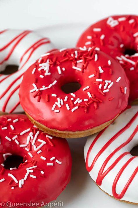 Baked Canada Day Donuts — Soft and fluffy vanilla donuts dipped in a red and white glaze and decorated with Canadian themed sprinkles to make a fun and festive dessert to share at your Canada Day celebrations this summer! Donut Batter, Christmas Donuts, Dessert Aux Fruits, Festive Desserts, Tim Hortons, Delicious Donuts, Gel Food Coloring, Baked Donuts, Mini Donuts