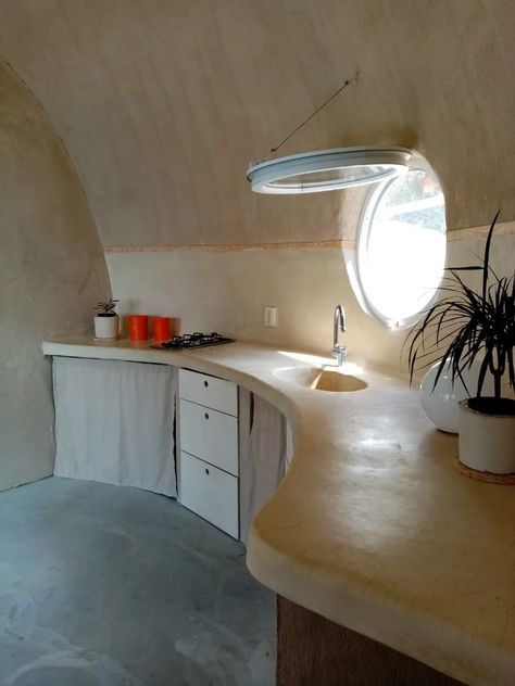 Dome Kitchen, Bio Architecture, Earth Bag, Dome Building, Dome Structure, Lime Wash, Complete Family, Dome Home, Bedroom Images