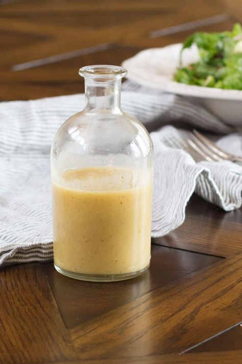 Make this Pear Vinaigrette in 10 minutes with just one pear, pear vinegar (or apple cider vinegar), mustard, and a good olive oil. It will make your salad shine! #CleanEating #HealthyEating #PearsRecipes #EasyRecipes #PearVinaigrette #vinaigrette #SaladDressing Pear Salad Dressing, Pear Vinaigrette, Pear Vinegar, Salad Cobb, Pear Recipe, Dressings Recipes, Salad Macaroni, Roasted Cabbage Steaks, Pear Salad Recipes