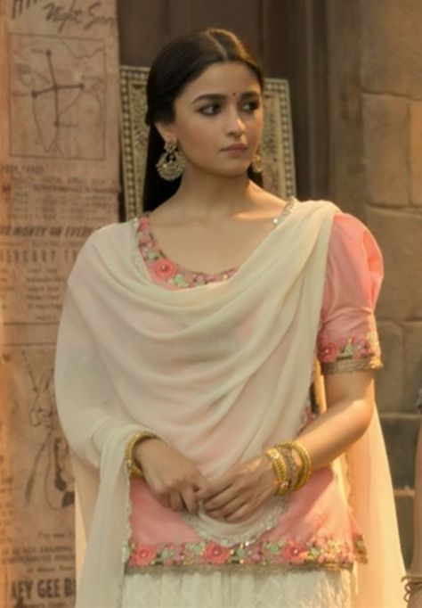 Bollywood Day, Alia Bhatt Saree, Alia Bhatt Photoshoot, Mehendi Outfits, Lehenga Designs Simple, Indian Look, Bollywood Outfits, Pakistani Fashion Party Wear, Desi Fashion Casual