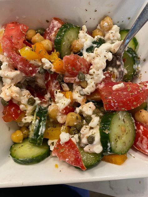 Greek Style Cottage cheese Salad Cottage Cheese Greek Salad, Ble Recipes, Cheese Salad Recipes, Cottage Cheese Salad, Smart Points Recipes, Easy Salad Dressing, Avocado Sandwich, Food Vegetarian, Mediterranean Kitchen