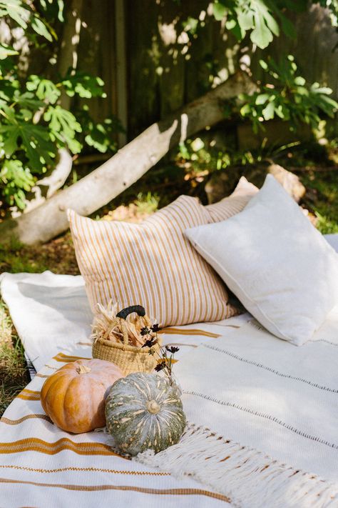 Jenni Kayne's Pretty & Healthy Friendsgiving - Camille Styles Backyard Table, Fall Veggies, Fall Picnic, Diy Thanksgiving, Jenni Kayne, In Season Produce, Fall Feels, Jolie Photo, Fall Holidays