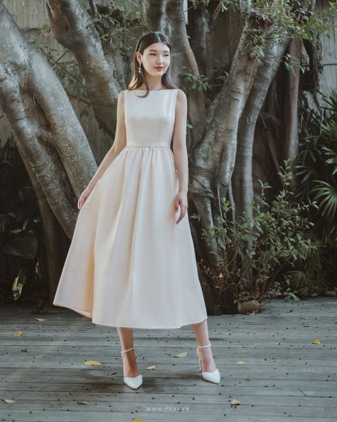 Simple Occasion Dress, White Dress For Wedding Guest, Classy Dresses Modest, White Dress Bridesmaid, Bridesmaid Dresses Minimalist, Classy Dress Modest, Simple Dress For Graduation Party, Elegant Graduation Dresses University, Dress White Elegant