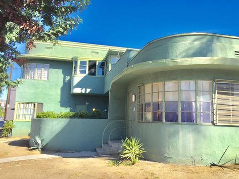 Space Age House Exterior, Early 2000s Architecture, Maximalist Architecture Exterior, Retro Futurism House Exterior, Retro Home Exterior, 1980s House Exterior, Neo Futurism Architecture, Postmodern House, 80s House Exterior