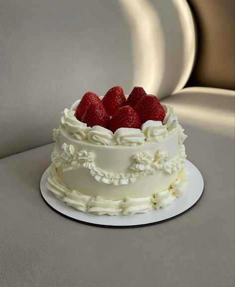 White Strawberry Cake, Cute Red Cake Aesthetic, Simple Round Cake, Strawberry Cake Aesthetic, Aesthetic Strawberry Cake, Strawberry Cream Cake Aesthetic, White Strawberry Cake Aesthetic, Vintage Heart Cake Strawberry, Bolo Vintage