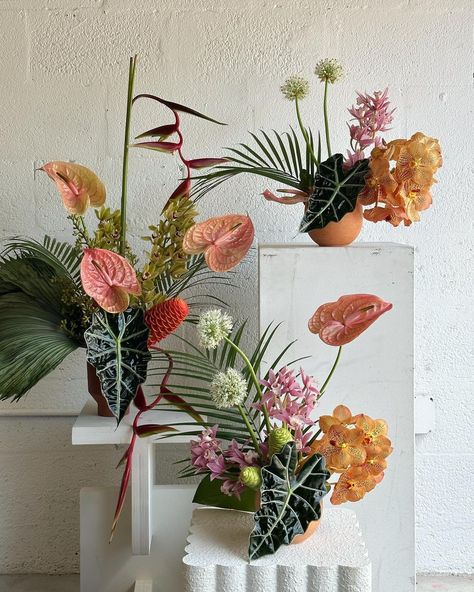 Quirky Floral Arrangements, Unconventional Flower Arrangements, Event Flowers Arrangements, Tropical Ikebana, 80s Floral Arrangements, Tropical Vase Arrangement, Ikebana Floral Arrangements, Poppy Floral Arrangements, Retro Floral Arrangements