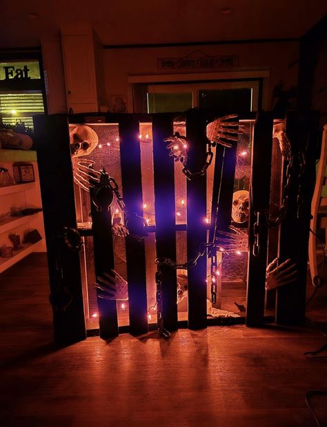 Heloween Ideas, Haunted Garage Ideas, Skaven Warhammer, Garage Halloween Party, Halloween Pallet Projects, Backyard Halloween Party, Halloween Comics, Halloween Yard Displays, Halloween Train