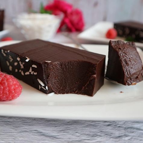 Chocolate Jello Recipes, Chocolate Pudding Dessert, Mini Christmas Puddings, Chocolate Pudding Desserts, Vegan Chocolate Pudding, Whipped Cream Desserts, Vegan Jelly, Chocolate Jelly, Pudding Dessert