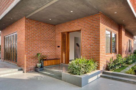 Brick Screen, Ms Design, Home Designs Exterior, Orange Brick, Screen House, Indian Home Design, Brick Exterior House, Brick Architecture, Entrance Design