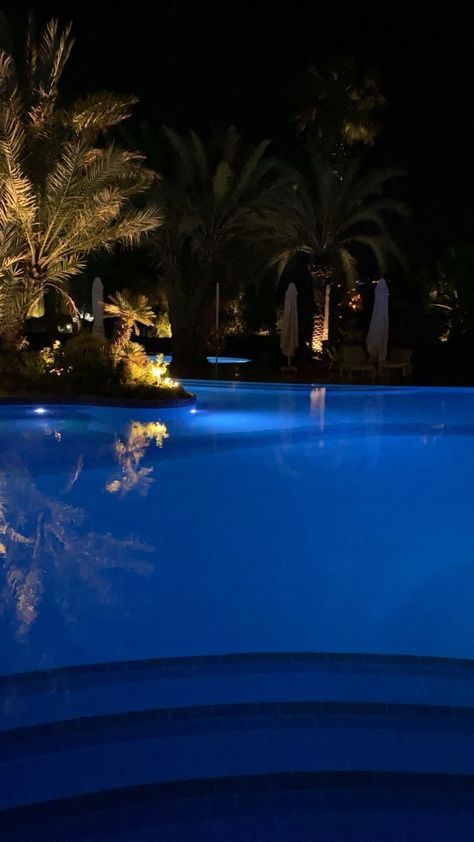 Aesthetic Night Pool Pictures, Night Story Ideas, Swimming Suit Cover Ups, Pool Night Pictures, Brunette Vibes, City Life Aesthetic, Night Story, Pool At Night, Night Swim