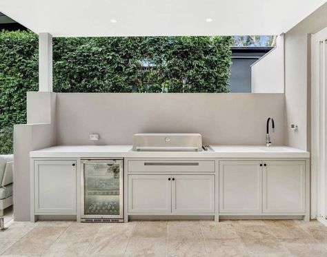 Poolside Kitchen, Hampton Outdoor Kitchen, Outdoor Alfresco, Alfresco Bbq Area, Hamptons Outdoor Kitchen, Outdoor Kitchen Splashback, Alfresco Kitchen, Patio Bbq Area, Beach House Bbq Area