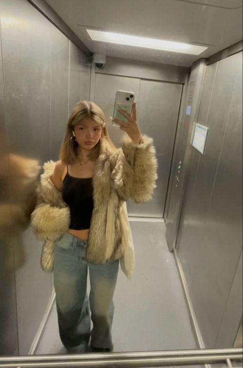 Winter Outfits Fluffy Jacket, How To Dress Cute In Winter, Fluffy Coat Outfit Winter, Fluffy Coat Outfit, Fluffy Jacket Outfit, Cute Winter Fits, Fur Jacket Outfit, Coat Outfit Casual, Fur Coat Outfit