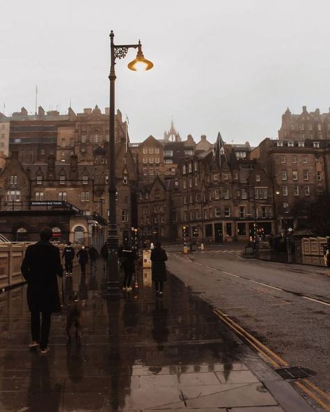 Rain In Edinburgh, Edinburgh Scotland Aesthetic Autumn, Edinburgh Rain Aesthetic, Edingbruh Autumn, Edinburgh Aesthetic Dark, Rainy Edinburgh, Edinburgh Aesthetic, Scotland Aesthetic, Edinburgh City