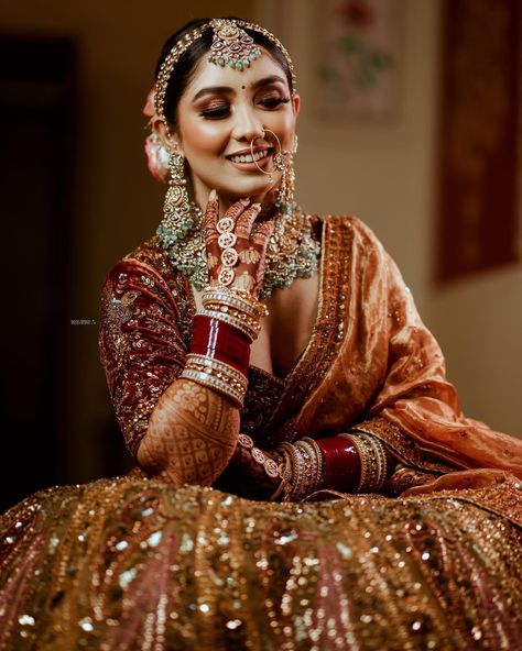 Brides Jewellery, Reception Couple, Gala Looks, Best Indian Wedding Dresses, Indian Wedding Gowns, Sabyasachi Bride, Bridal Makeup Images, Latest Bridal Lehenga, Bridal Photography Poses