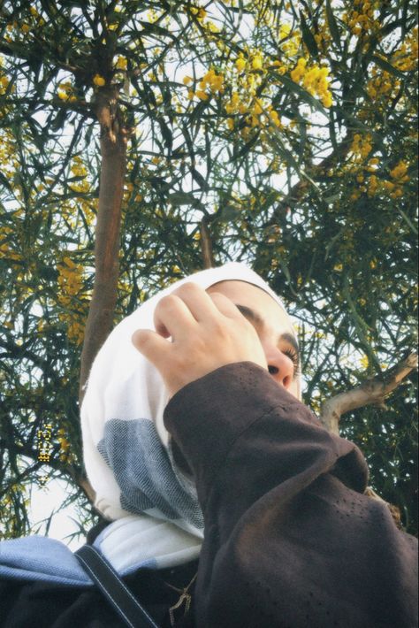 No Face Photo Ideas Hijab, Hijab No Face Aesthetic, Amelia Greys Anatomy, No Face Photo Ideas, Artsy Pictures, Hijabi Aesthetic, Face Aesthetic, Muslimah Aesthetic, Best Poses For Pictures