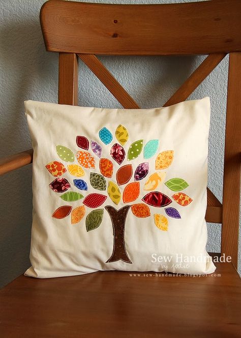 scrappy applique pillow www.sew-handmade.blogspot.com (no pattern but good inspiration) Applique Pillows Ideas, Scrappy Applique, Embroidery Trees, Family Tree Craft, Fancy Pillows, Diy Cushion Covers, Applique Pillow, Cushion Ideas, Applique Cushions