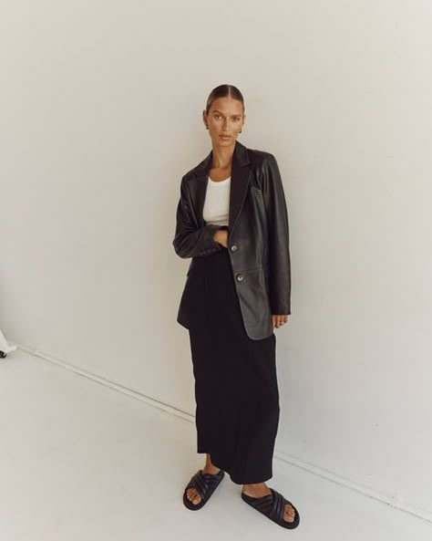 Black Oversized Leather Blazer Outfit, Leather Blazer Outfit Casual, Black Leather Blazer Outfit Street Style, Leather Blazer Work Outfit, Oversized Leather Blazer Outfit, Oversize Leather Blazer, Leather Blazer Street Style, Leather Blazer Outfit Street Style, Oversized Leather Jacket Outfit